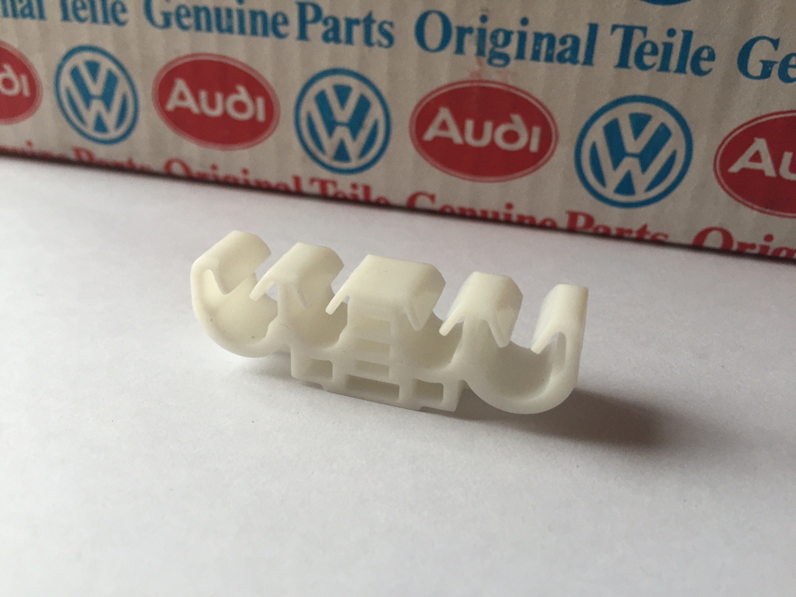 Mk1 Golf & Corrado Fuel line Clip NOS 191201449 - Image 4