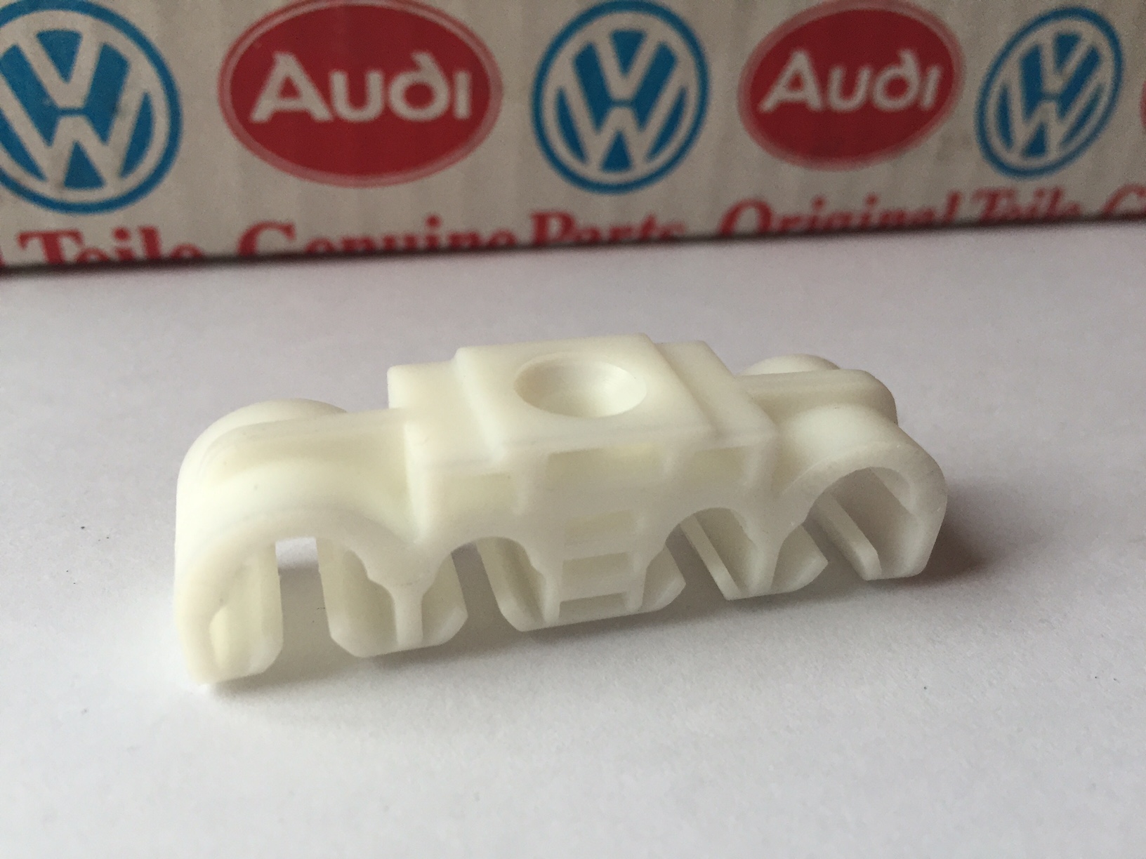 Mk1 Golf & Corrado Fuel line Clip NOS 191201449 - Image 2