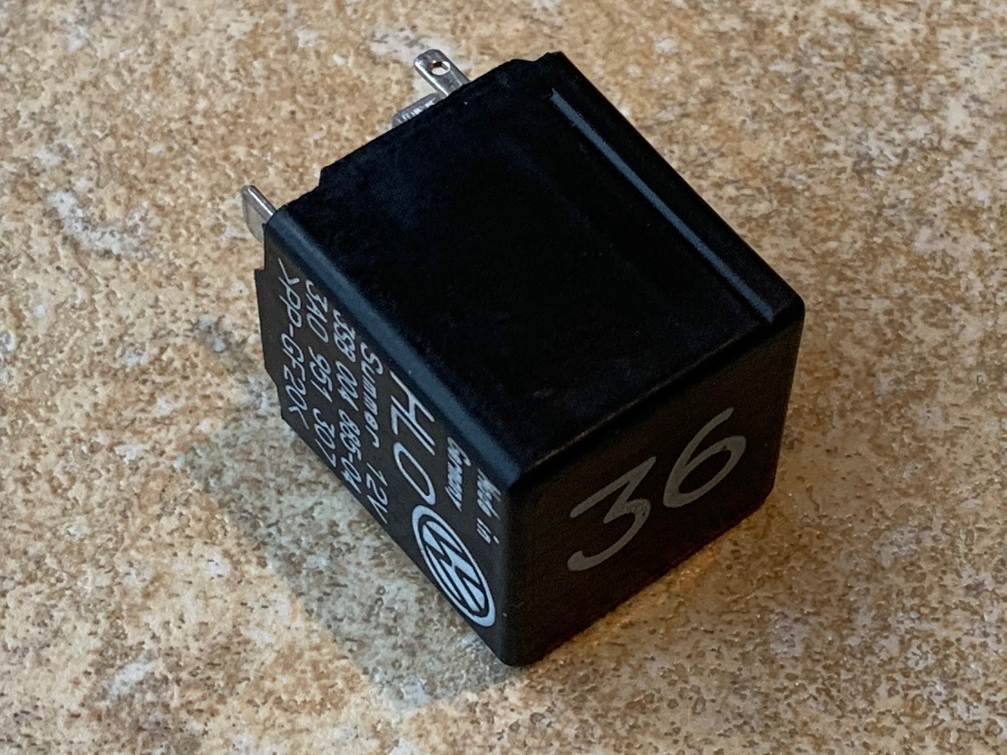 VW Black - 36 Warning Buzzer Relay - 3A0951307 - Image 2